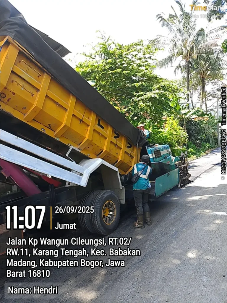 Proyek Pengaspalan di Bogor