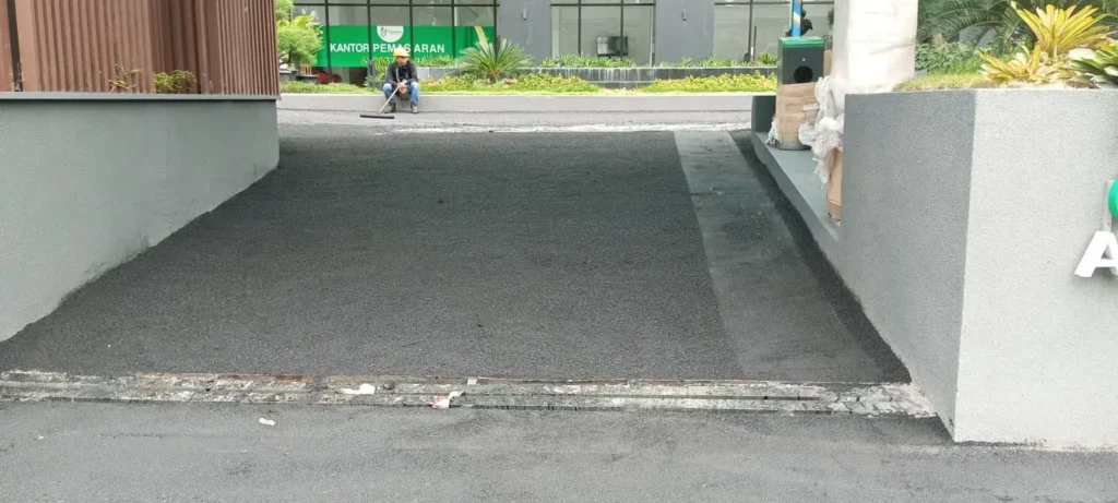 Proyek Pengaspalan di Karawang