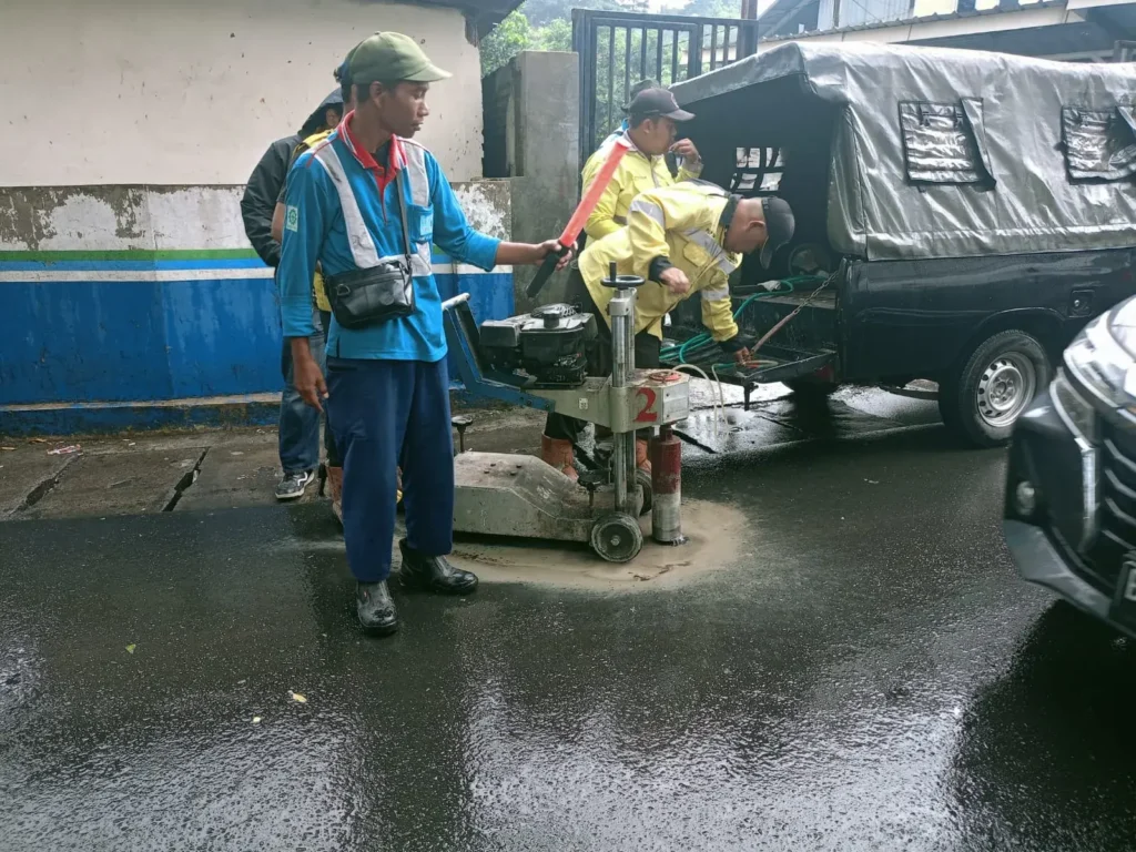 Proyek Pengaspalan di Pondok Gede
